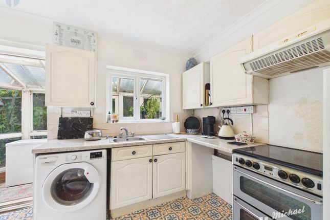 22 Prebendal Avenue, Aylesbury photo 3