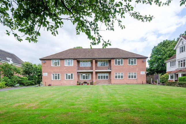 2-bed flat on Green Lane, Northwood, £2,395/mo