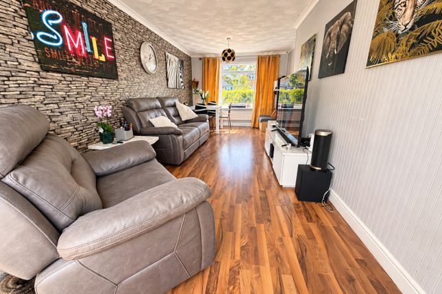 33 Leaf Road, Houghton Regis, Bedfordshire photo 3