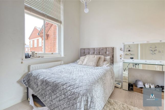 Flat for sale in Richmond Drive, Woodford Green, Greater London