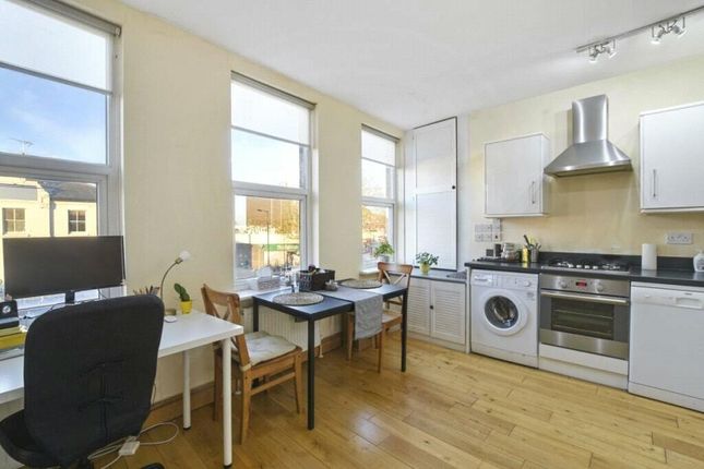 Flat to rent in High Road, East Finchley, London