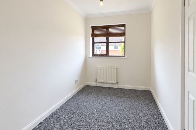 16 Columbine Close, Bedford photo 4