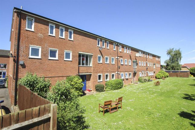 Flat to rent in Mikern Close, Bletchley, Milton Keynes