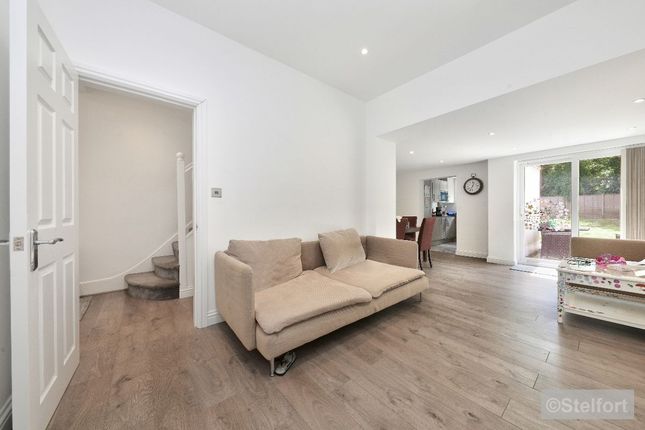 End terrace house for sale in Avenue Road, London