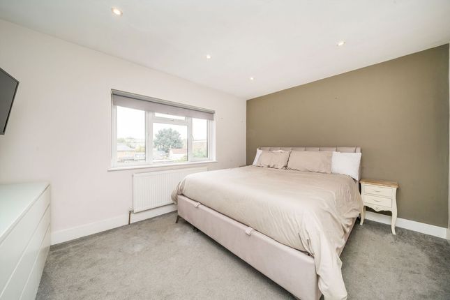 18 Pandora Court, South Bank, Surbiton photo 4