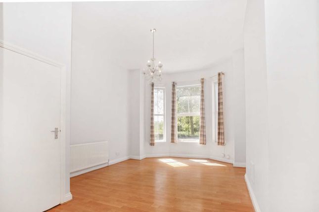 Duplex for sale in Downs Road, London
