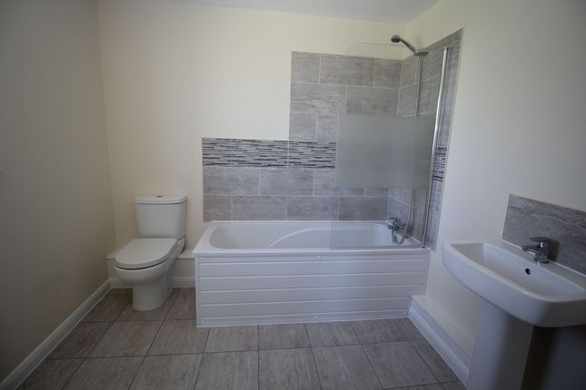 93A Upminster Road South, Rainham photo 4
