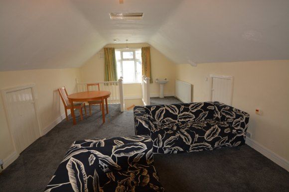 8, St. Chads Drive, Leeds photo 4