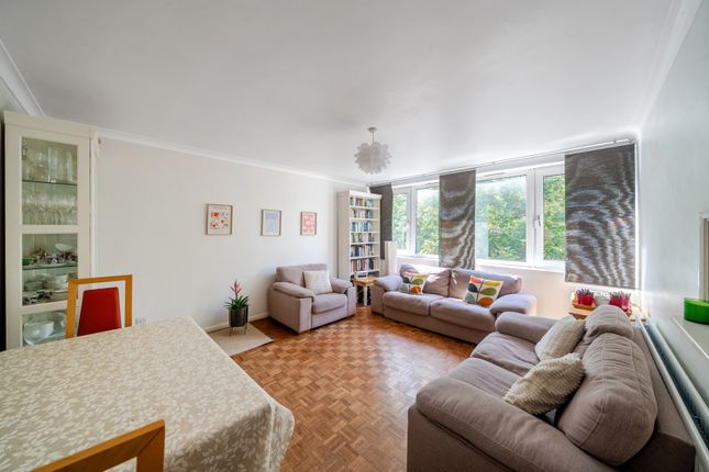 5 Pinelands Close,, St. Johns Park, London photo 4