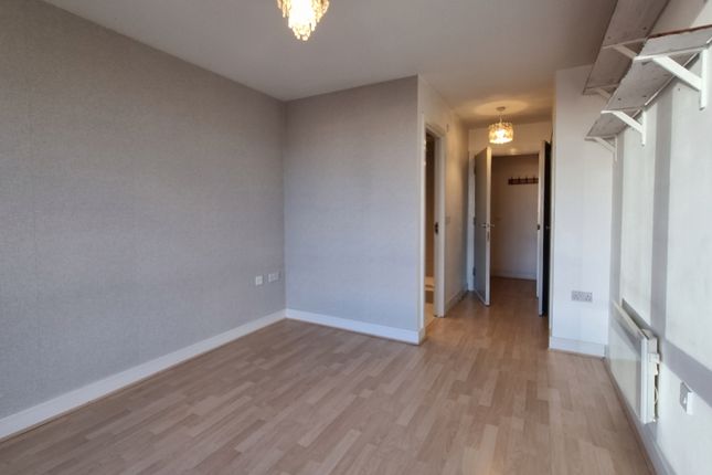 Flat to rent in Long Lane, London, South East London