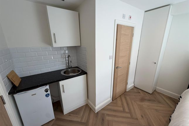 Flat 5, 17a, St johns Hill, London photo 2