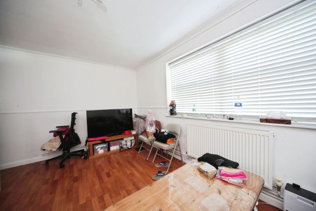 8 Garden Court, Gardenia Avenue, Luton photo 3