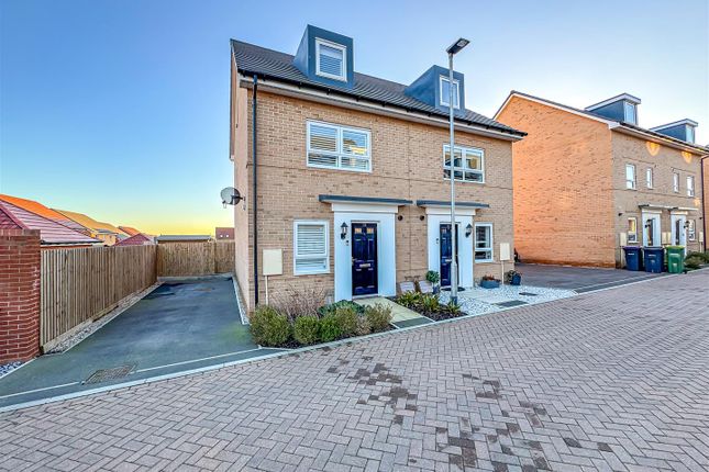 Thumbnail Town house for sale in Hilton Crescent, Hullbridge, Hockley