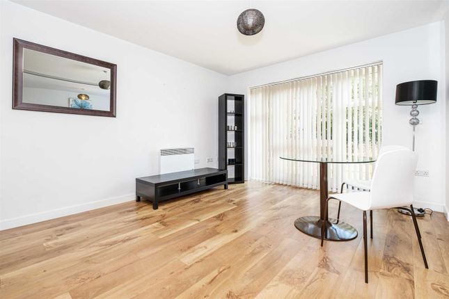 Flat 5, Kensington House,, 34 Park Lodge Avenue, West Drayton photo 2