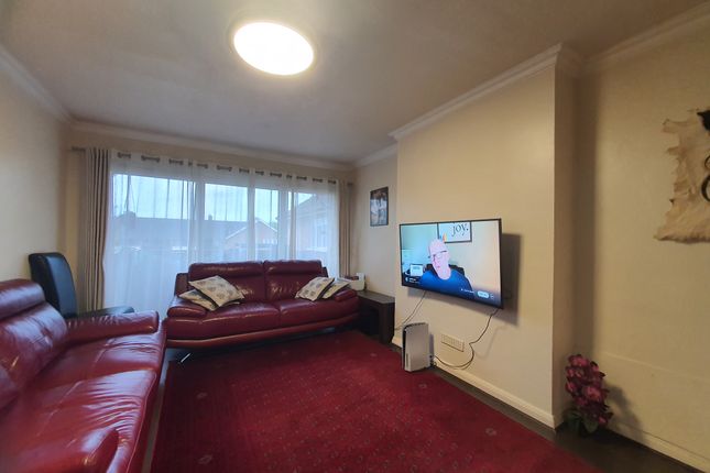 Thumbnail Flat to rent in Croyde Avenue, Hayes