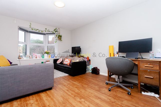 65 , Coopers Close, London photo 2