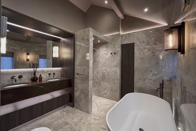 Farmhouse - Master En Suite Night