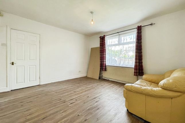 242, Gain Lane, Bradford photo 4