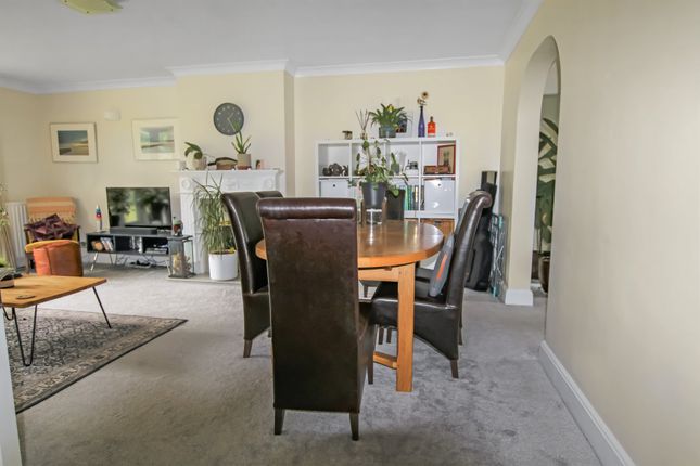 29, Park Lawn, Slough photo 2