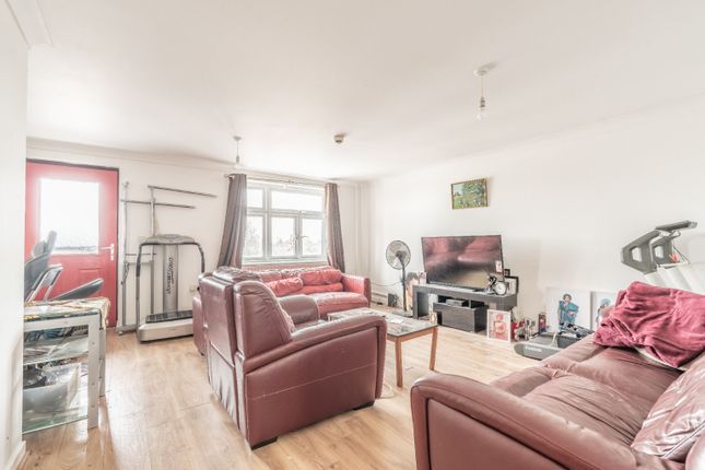 8, De Havilland Drive, London photo 2