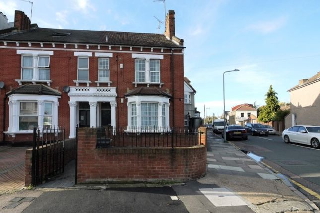 Thumbnail Flat to rent in Balfour Road, Ilford