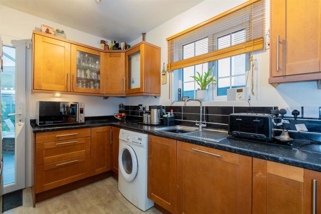 162, St. Georges Crescent, Slough photo 4