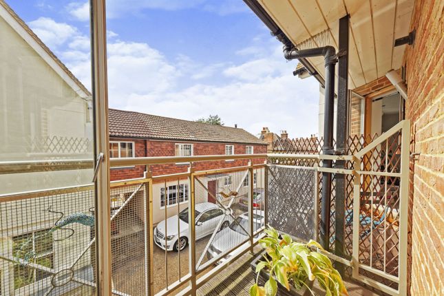 Flat 5, Carausius Court, Canterbury photo 4