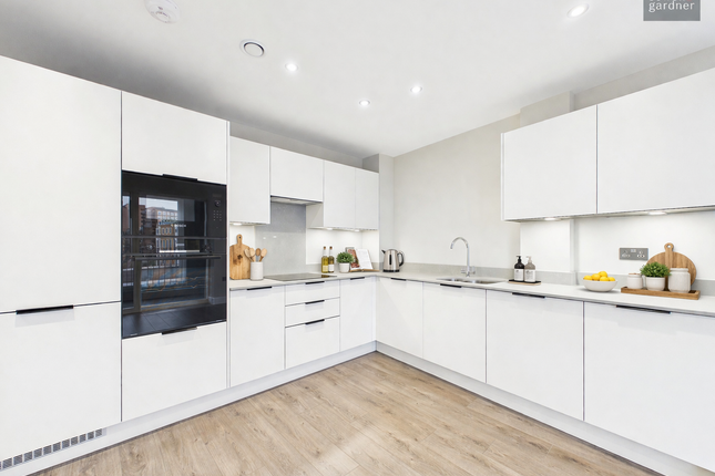 Flat 18b, Junction Court, Watford photo 2