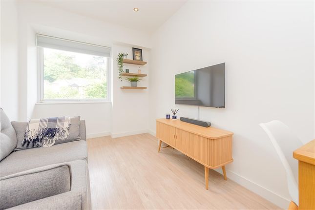 Brighton Road, Redhill photo 3