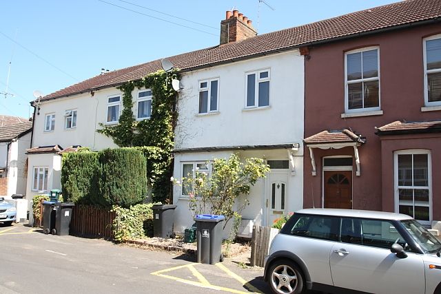 Thumbnail Terraced house to rent in Kings Road, Woking
