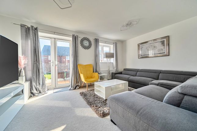 1, Binyon Gardens, Stotfold photo 3