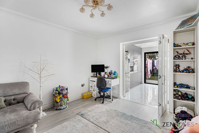 45 Edinburgh Crescent, Waltham Cross photo 4