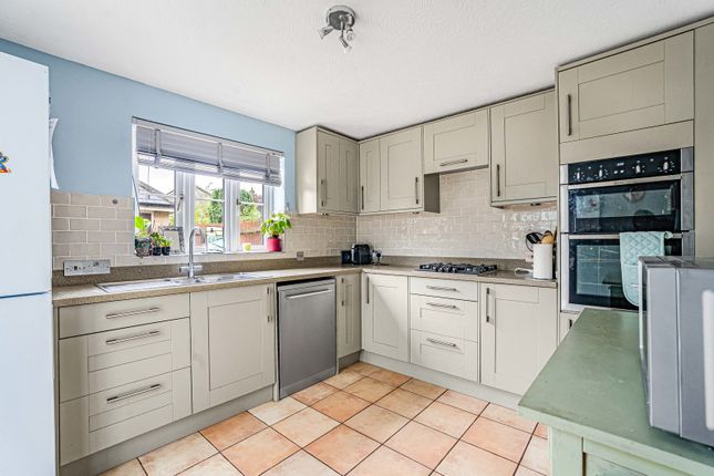 26, Century Close, Gloucestershire photo 4