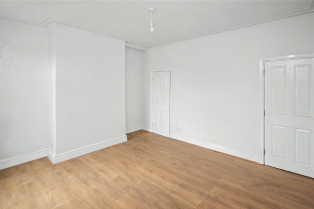 28, Grovehall Drive, West Yorkshire photo 4