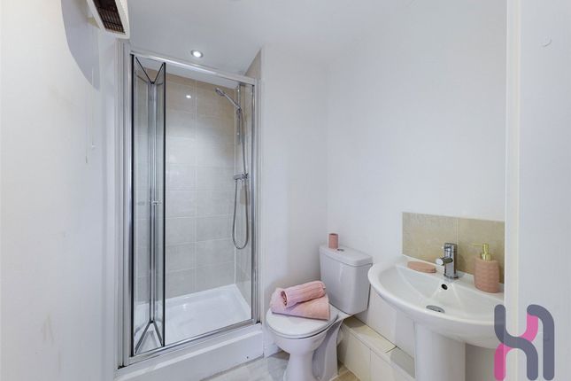 Apt 308, Spinner House, Salford photo 3