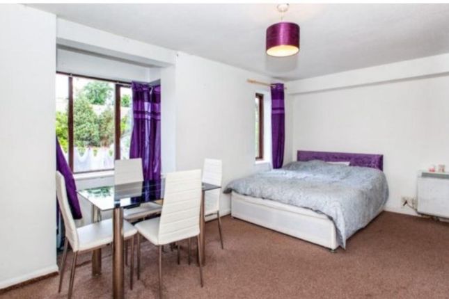 Flat for sale in Franklin Avenue, Slough