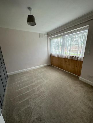 Flat to rent in West End Lane, Stoke Poges