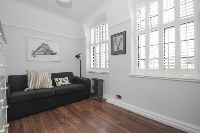 10 Belmont Hall Court, Belmont Grove, London photo 3
