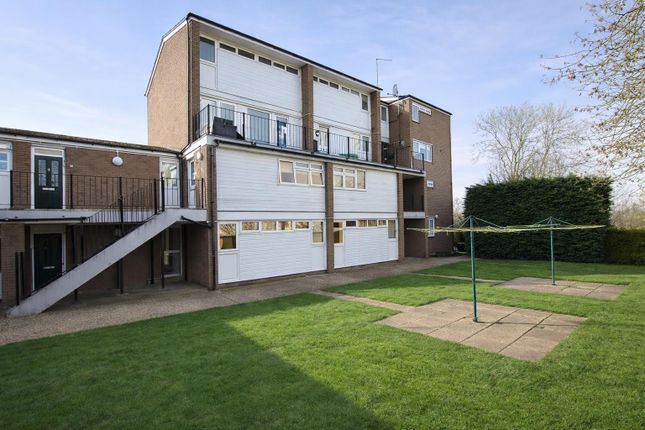 32, Watling Court, Elstree photo 3