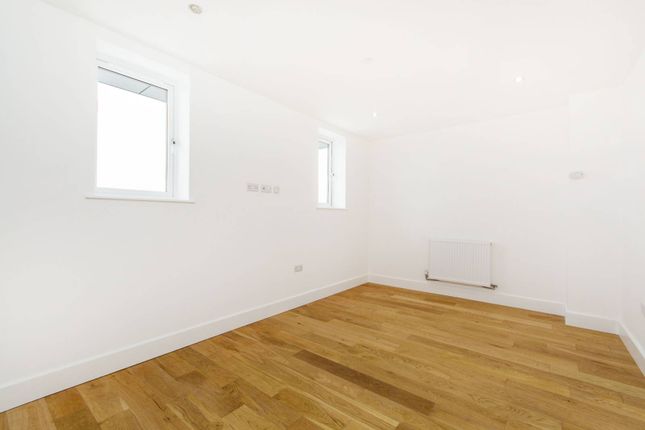 Thumbnail Flat to rent in Sutton Court Road, Sutton