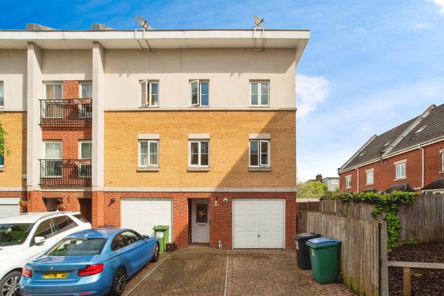 Town house for sale in The Gateway, Watford