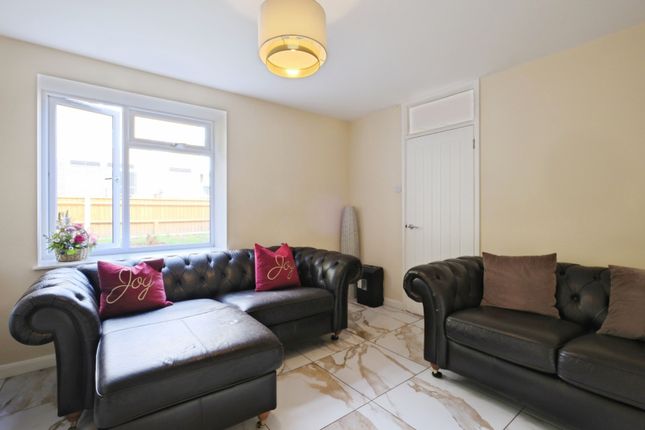 39, Ellwood Close, Southampton photo 3