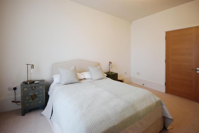 Flat to rent in Durham Wharf Drive, Brentford