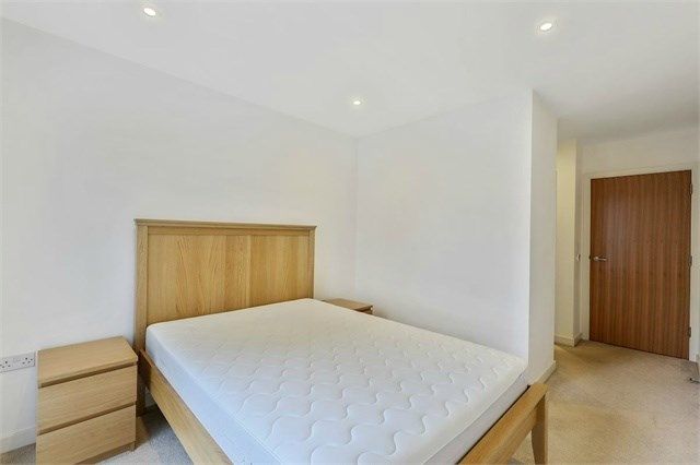 Flat for sale in Keats Apartments, 6 Saffron Central Square, Croydon
