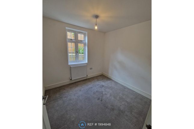 Flat to rent in Ark Apartments, South Croydon