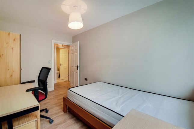 Flat to rent in Chesterton Square, London