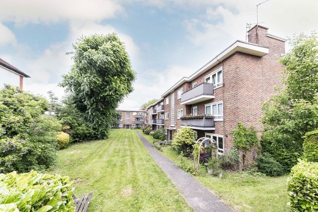 3-bed flat on Flat 8, Holmside Court, Nightingale Lane, London, £500,000