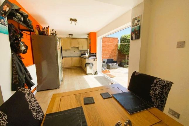 4 Debden Walk, Hornchurch photo 3