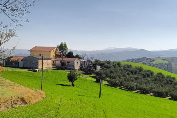 Thumbnail Farmhouse for sale in Chieti, Sant\'eusanio Del Sangro, Abruzzo, CH66037