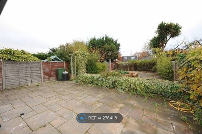 Priors Gardens, Ruislip photo 4